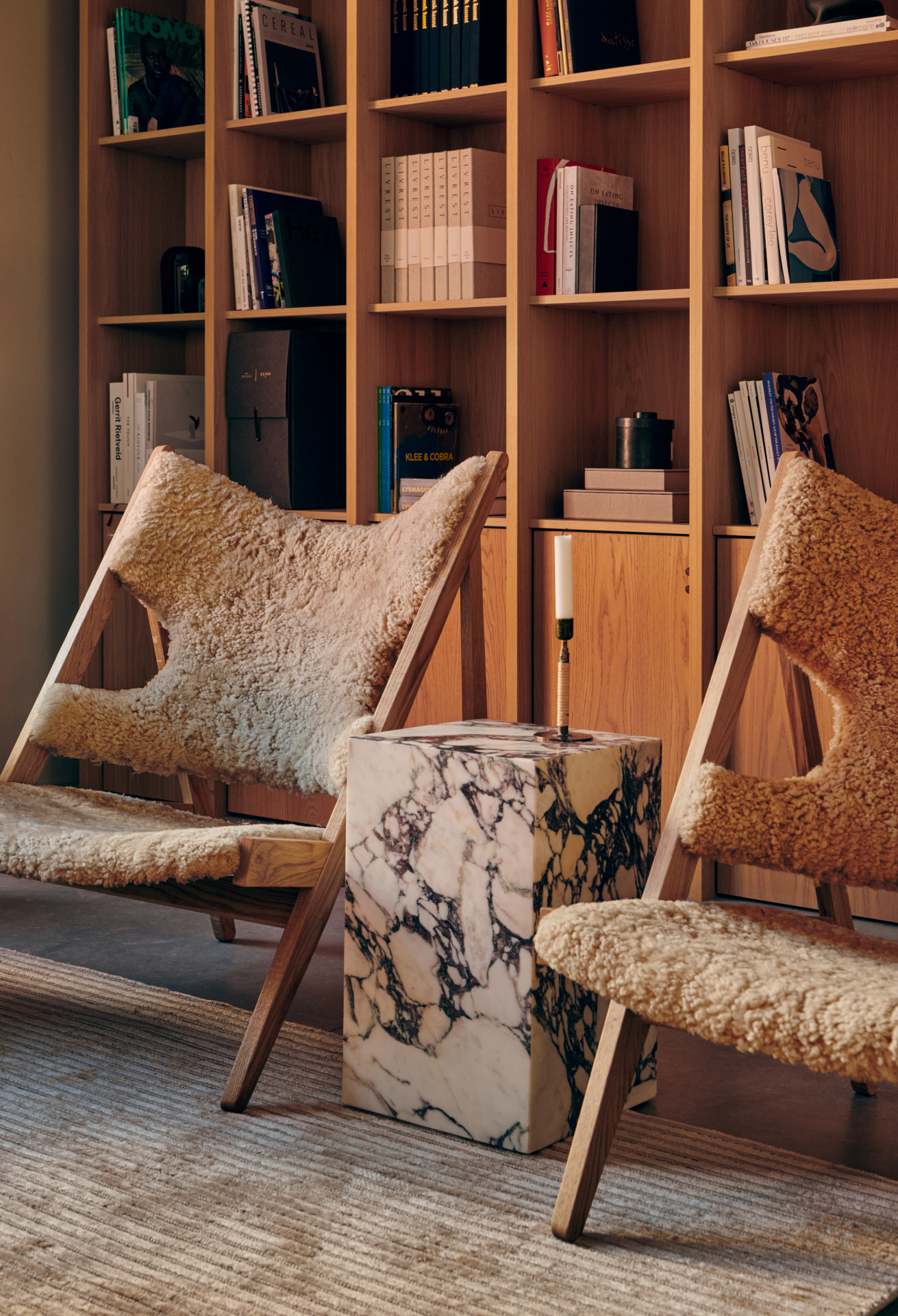 Кресла Knitting с обивкой из овчины, столик Plinth из мрамора Calatta Viola – датская фабрика Men