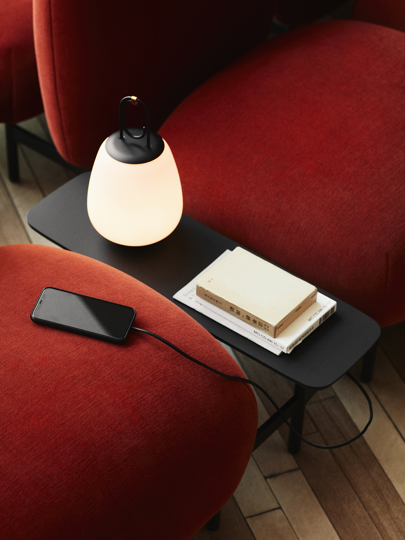 Модульный диван Isole с опцией встраиваемых столиков с розеткой, портативная лампа Lucca с крючком для подвешивания – датская фабрика